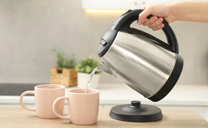 白湯をコップに注ぐイメージ
