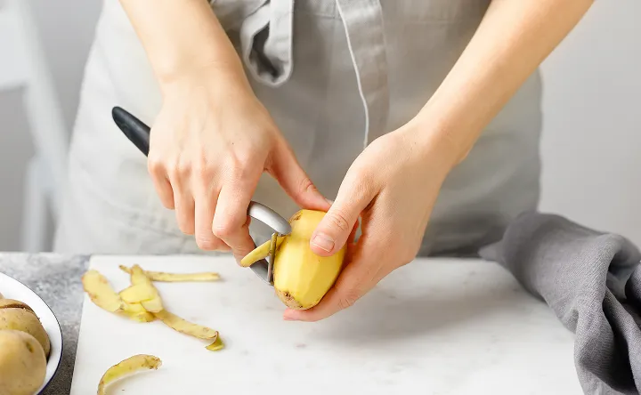 野菜の皮むきイメージ